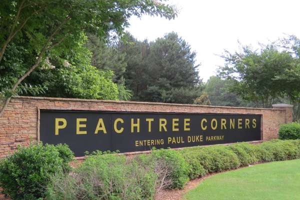 welcome sign to the city of peachtree corners