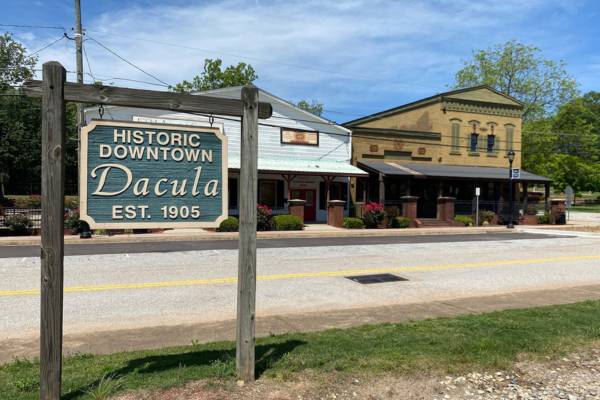 welcome sign to the city of dacula ga