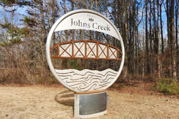 welcome sign for the city of johns creek ga